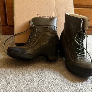 Green ankle length boot